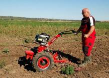 Malotraktor VARI GLOBAL s bránami BH-138 při práci