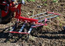 Malotraktor VARI GLOBAL s bránami BH-138 při práci