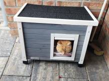 Obrázek k výrobku 125274 - Dřevěná bouda pro kočky KERBL 80991 RUSTICA, 57x45x43 cm, šedá