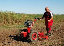 Malotraktor VARI GLOBAL s kombinátorem K-720 při práci