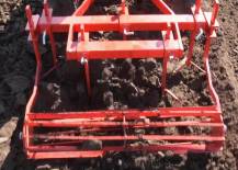 Malotraktor VARI GLOBAL s kombinátorem K-720 při práci