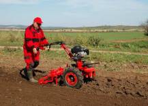 Malotraktor VARI GLOBAL s kombinátorem K-720 při práci