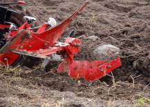 Malotraktor VARI GLOBAL s pluhem APH-352 při práci