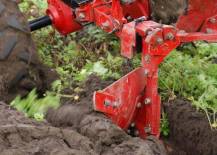 Malotraktor VARI GLOBAL s pluhem APH-352 při práci