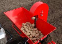 Sazeč brambor SB-40 při práci